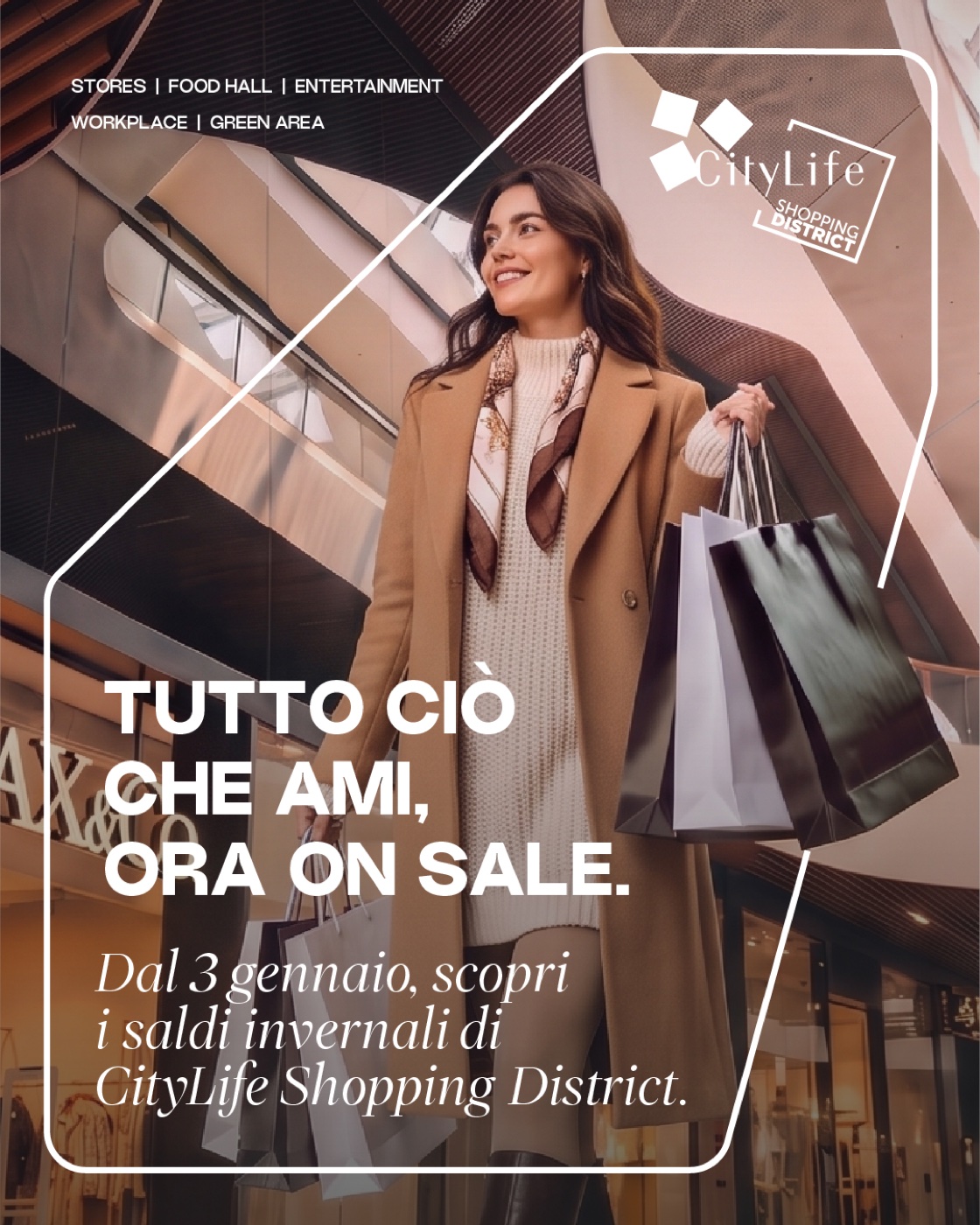 cliente e commessa in boutique, borse in mostra, luce calda